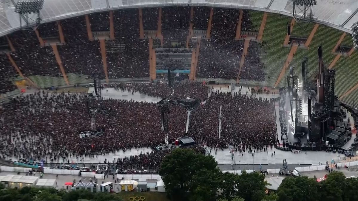 Zpěvák kapely Rammstein Lindemann byl obviněn ze sexuálního obtěžování. Skupina zrušila večírky